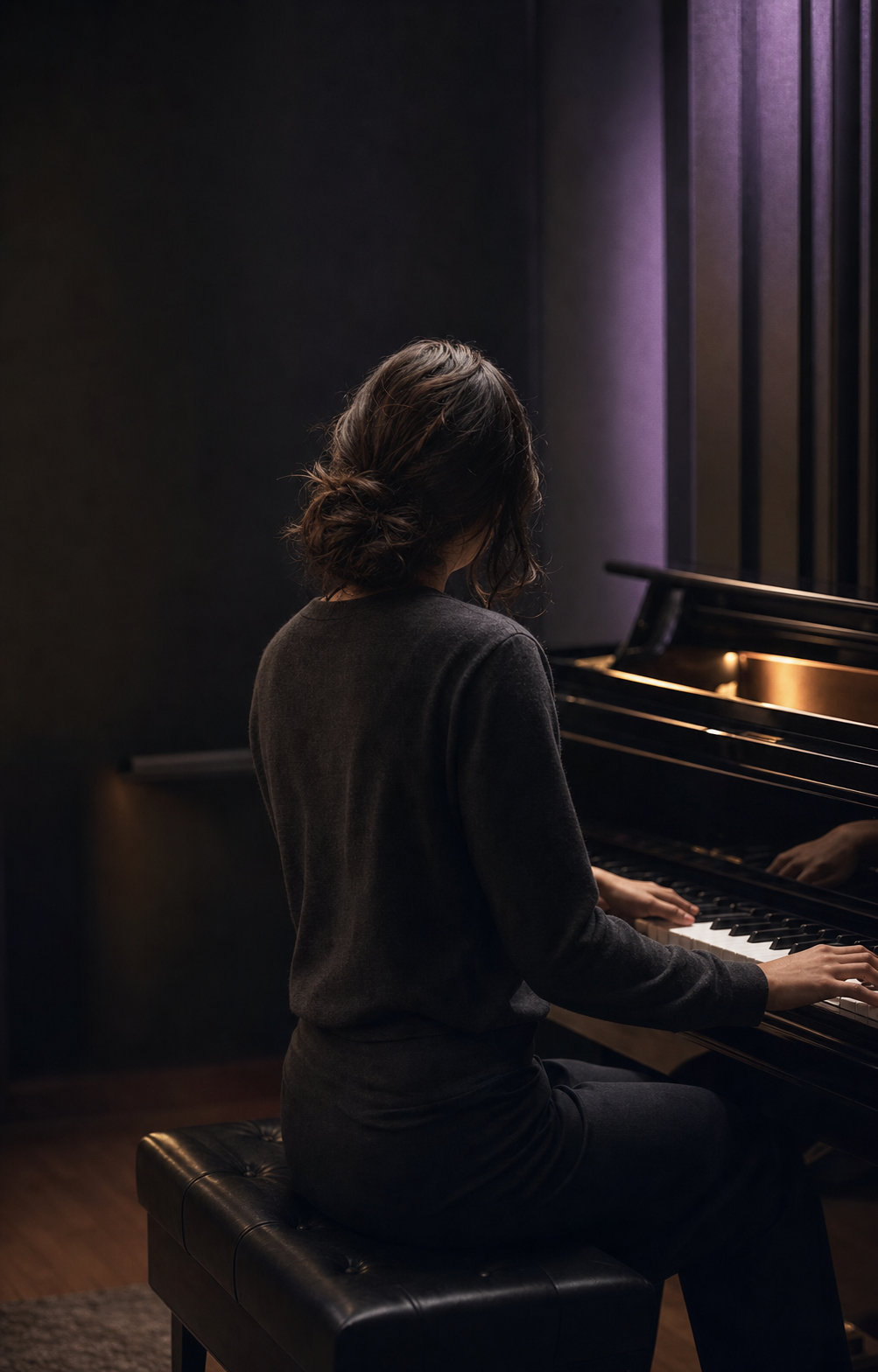 Estudiante practicando piano en Sonata Music Academy